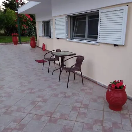 Charming 2-Bed House In Veroia *